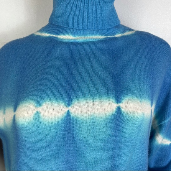 CINQ A SEPT BLUE TIE-DYE TURTLENECK SWEATER - Picture 3 of 10